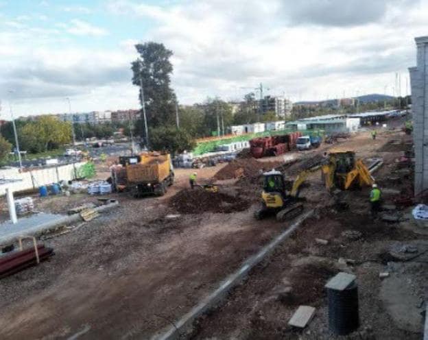 Las obras de reforma en el entorno de la estación de tren cuando todavía quedaba en pie una de las casuarinas. / HOY