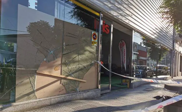 Escaparate en via Canalejas de Don Benito dañado por el coche tras el intento de agresión a la mujer