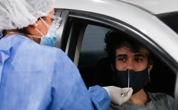 Un joven se somete a una pcr en una imagen de archivo./