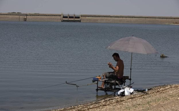 Un pescador en el embalse de Guadiloba, que abastece a la capital de Cáceres.