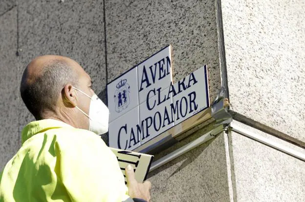 Un operario colocando la nueva placa en la avenida Clara Campoamor el pasado noviembre. Ahora se han aprobado otros 22 nombres de mujeres. / HOY