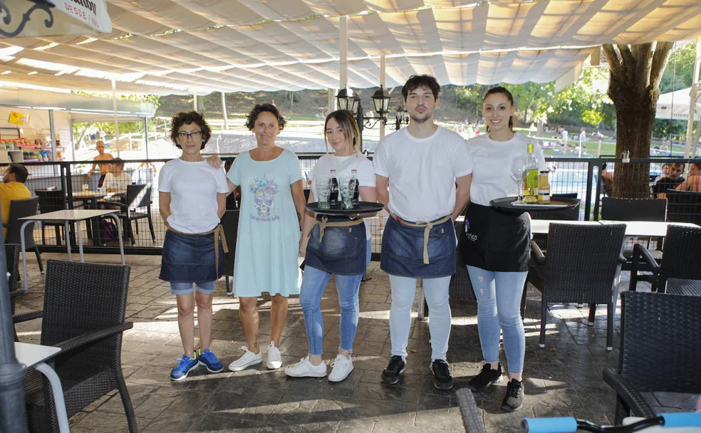 Susana, Marichu, Cristina, Borja y Alba forman parte del equipo de profesionales que trabajan en el bar-restaurante de la piscina. /ARMANDO MÉNDEZ