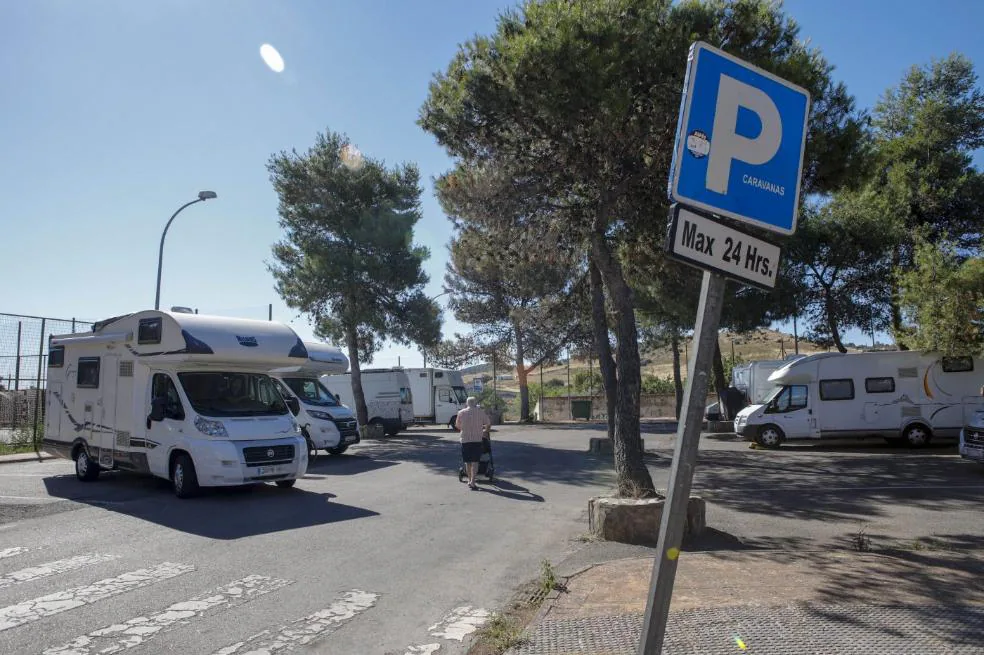 Estacionamiento de caravanas del complejo municipal de Valhondo y, en primer plano, la señal que indica que el límite de tiempo. / ARMANDO MÉNDEZ