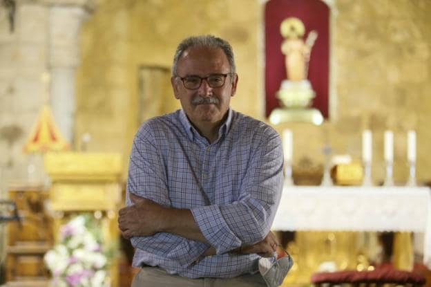 Luis Miguel González ante el altar de la Basílica de Santa Eulalia. / J. M. ROMERO