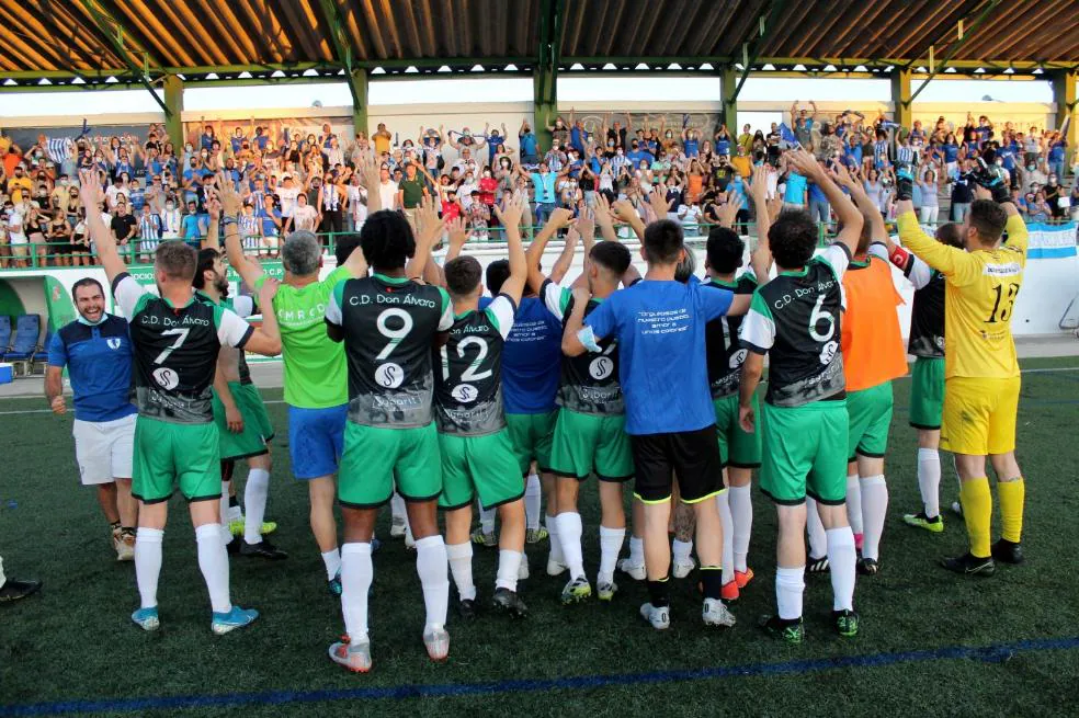 Los jugadores agradecen a su hinchada el apoyo durante toda la fase de ascenso. / M. CAMACHO