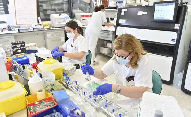 Análisis de prueba de coronavirus en el laboratorio del Hospital Universitario de Badajoz el año pasado. 