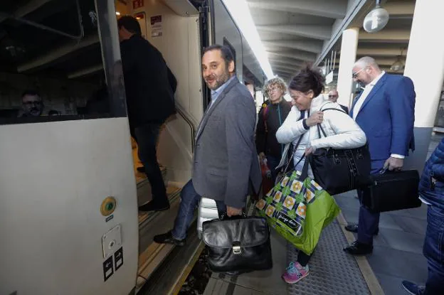 José Luis Ábalos, cogiendo el tren en la estación de Cáceres en octubre de 2018, es uno de los ministros que sale del Gobierno. / HOY