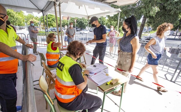 Ciudadanos en el acceso al centro de vacunación del Palacio de Congresos de Cáceres. /hoy