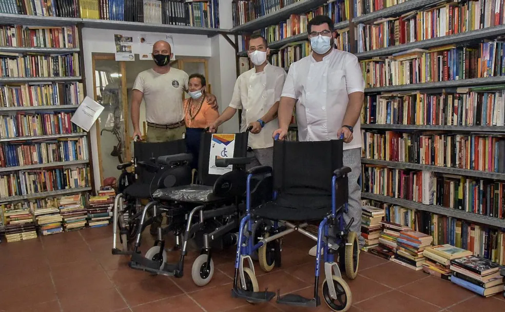 El equipo de la churrería aAaaa, Carlos, Carmen, Alejandro y Ángel, con las sillas que prestan. /C. MORENO