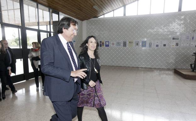 Talavero, exdirector del Departamento de Trabajo, junto a la concejala Esther Gutiérrez. 