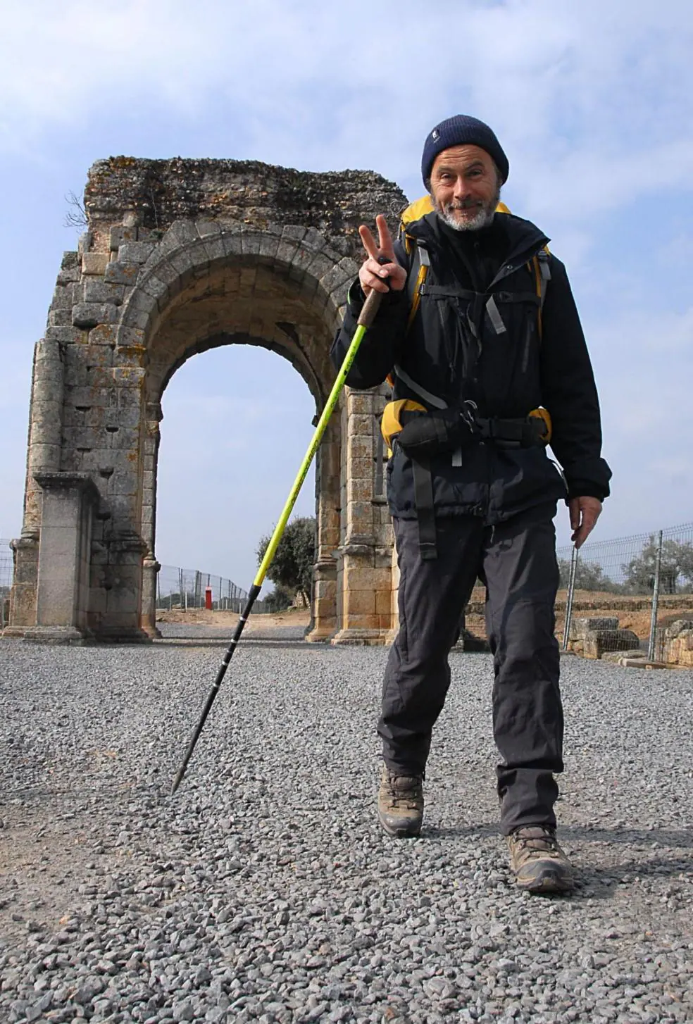 Peregrino en el arco romano de Cáparra. / HOY