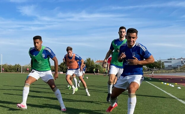 Los jugadores del Badajoz calientan antes del comienzo del encuentro. /CD Badajoz