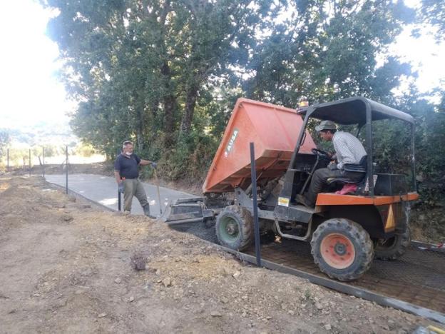 Operarios pavimentando la calleja Fuente de los Palos. / A.R.