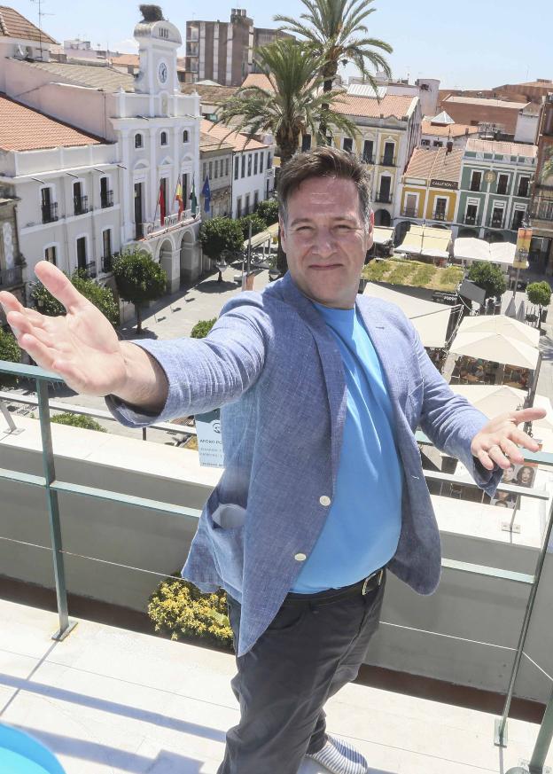 Carlos Latre en la terraza del hotel Mérida Palace junto a la plaza de España. / J. M. ROMERO