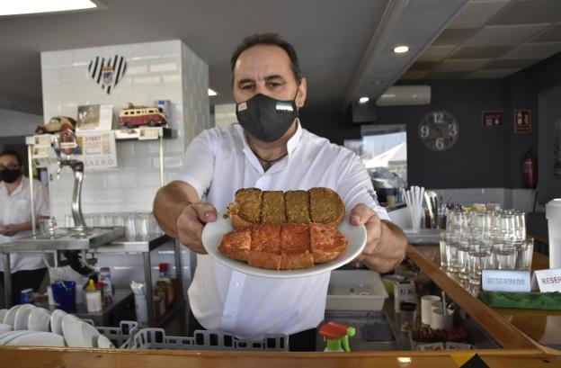 Cándido Rodríguez sirviendo el desayuno en el bar 'Venero'. / C. MORENO