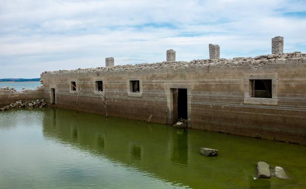 Fachada ya visible de la casa de Alarzaen Valdecañas, que el agua de este embalse del Tajo había cubierto desde 1966. 