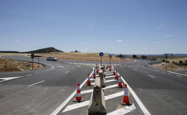 Nueva glorieta de acceso a Aldea Moret, al comienzo de la carretera entre Cáceres y Badajoz. /armando méndez