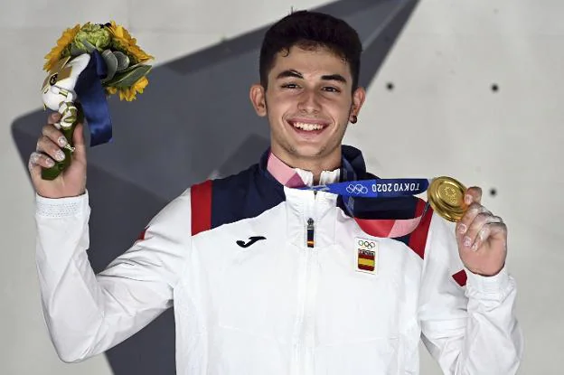 El cacereño Alberto Ginés luce la medalla de oro tras proclamarse campeón olímpico de escalada en Tokio 2020. / HOY