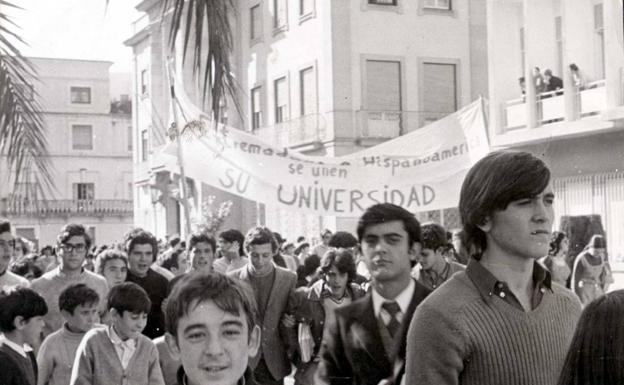 Manifestación de alumnos de Bachillerato y Bachillerato solicitando una universidad en Extremadura 