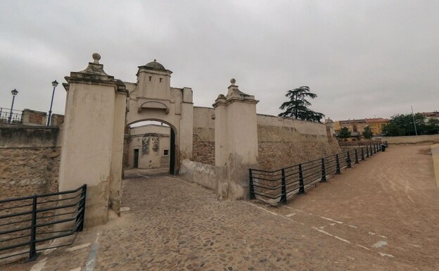 Acceso al hornabeque del puente de Palmas por la puerta de San Vicente. /hoy