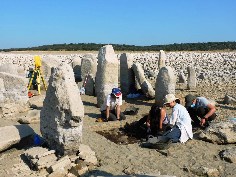 Trabajos de excavación en el dolmen de Guadalperal. / MAM