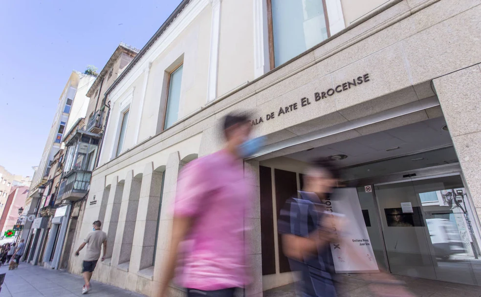 Unas 10.000 personas pasan al año por la sala El Brocense, ubicada desde 2009 en San Antón. /JORGE REY
