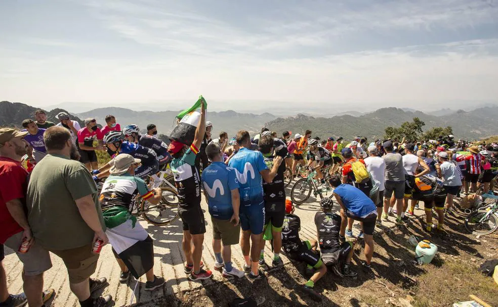 La ascensión de los ciclistas arrojó bonitas postales./JORGE REY