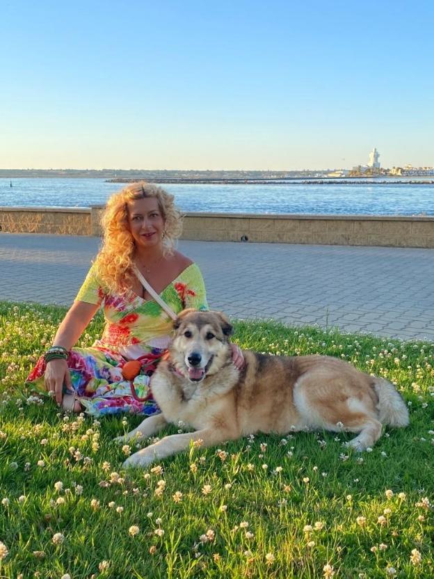 uViajesLa artista plástica Ana Hernández con Sena en una estampa con el mar de fondo. / HOY