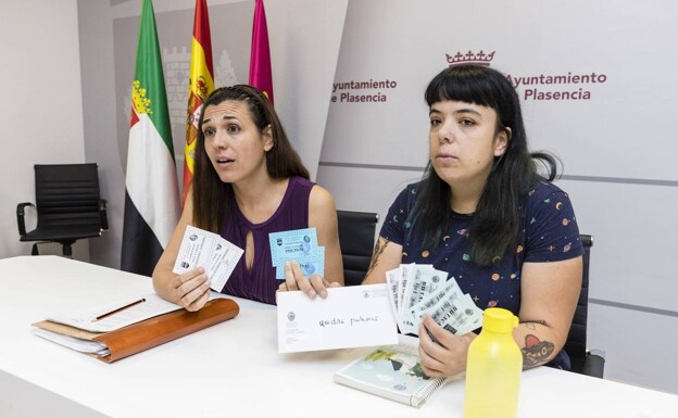 Mavi Mata (izquierda) y Elena Mejías, concejalas de Unidas Podemos en Plasencia, en una foto de archivo./ HOY
