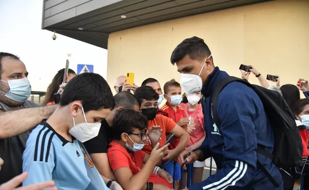 Rodrigo firma autógrafos a los aficionados que le reclamaban en el aeropuerto de Badajoz. /JOSÉ VICENTE ARNELAS