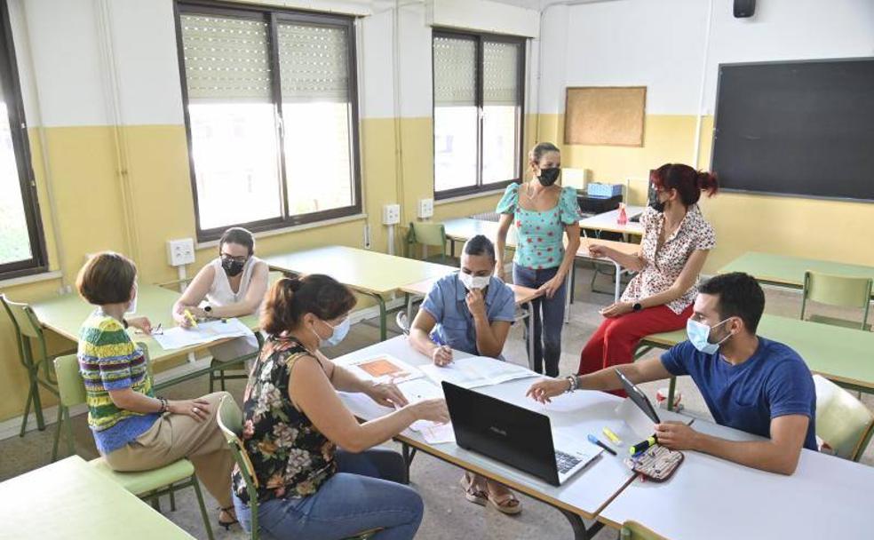 Profesores del instituto San Fernando de Badajoz ultimando los preparativos del nuevo curso. /j. v. arnelas