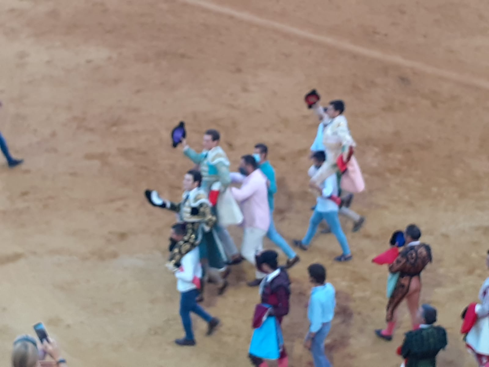 Garrido, Ginés y Juanito salen a hombros de la plaza de toros de Barcarrota