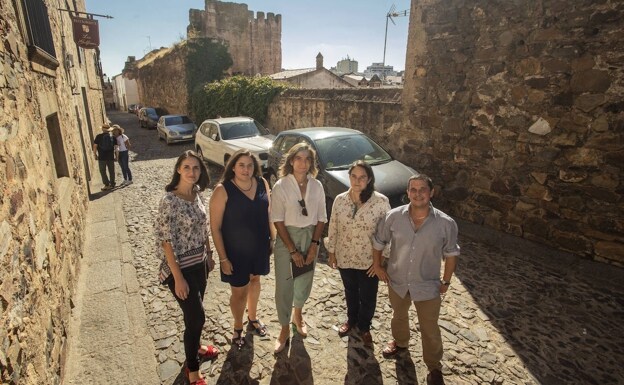 Arquitectos del equipo que firma el proyecto de restauración de la segunda fase de la muralla ante uno de los tramos que se va a recuperar. /jorge rey