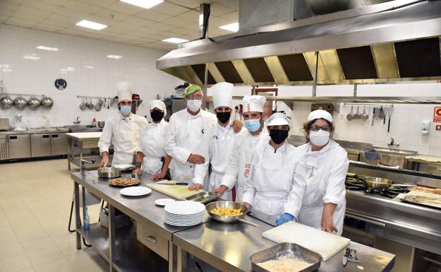 Siete alumnos han iniciado su formación este curso en la Escuela Municipal de Cocina./David Palma