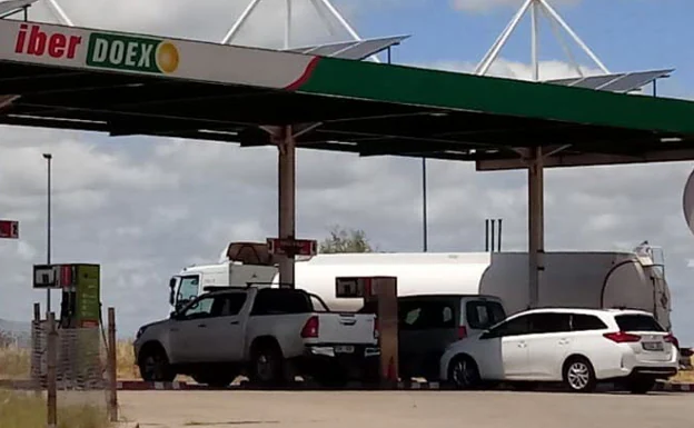 Los dueños de la gasolinera colocaron una cámara oculta junto al surtidor de camiones./HOY
