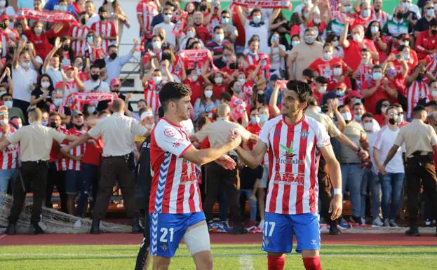 Álex Herrera felicita a Turmo tras su gol. /e. domeque
