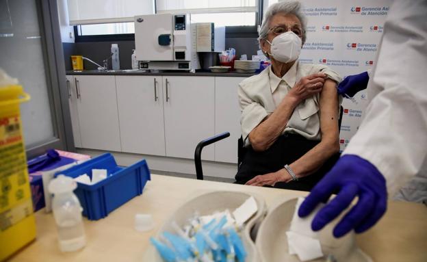 Una mujer recibe la tercera dosis de la vacuna en Madrid./EFE