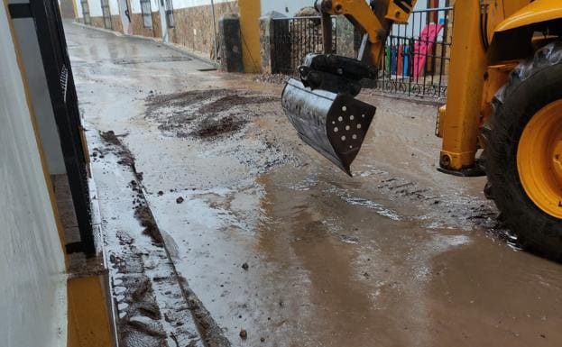 Las calles de Almendral se han llenado de barro./HOY