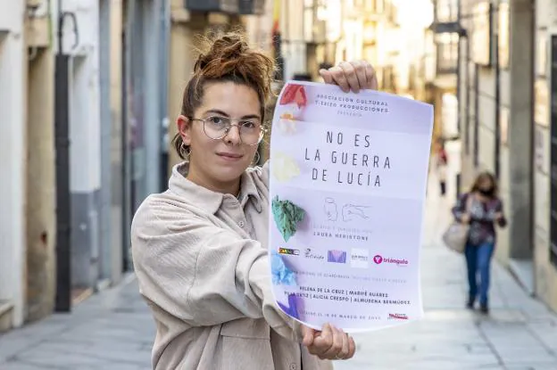 La placentina Laura Parra, con el cartel en el que anuncia su primera obra de teatro. / ANDY SOLÉ