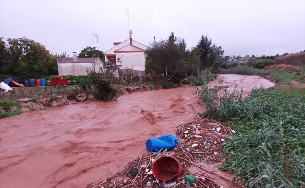 Estado en el que se ha encontrado este sábado el arroyo Harnina de Almendralejo debido a las lluvias caídas durante la jornada.