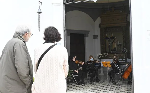 Dos personas miran el cuarteto de cuerda formado por alumnos del Conservatorio Superior de Música de Badajoz