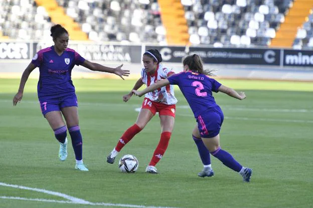 Laura Martínez, rodeada por dos rivales del Madrid CFF B. / J. V. ARNELAS