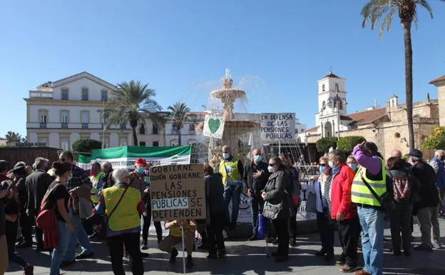 Manifestantes participantes en la manifestación que tuvo lugar este sábado por la mañana en Mérida. 