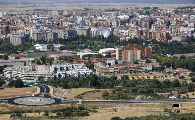 Imagen del núcleo urbano cacereño con la nueva variante Sureste de la ciudad y urbanizaciones recientes junto a la Ribera del Marco. /JORGE REY