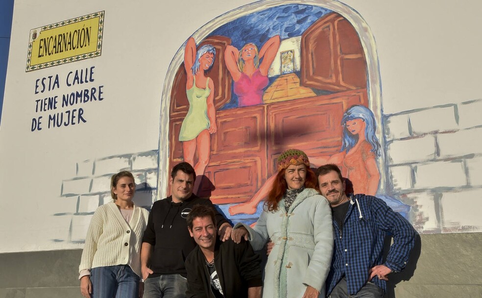 Los autores del mural con Manuel Tejedor, a la derecha, que vivió en la calle Encarnación cuando era niño. /CASIMIRO MORENO