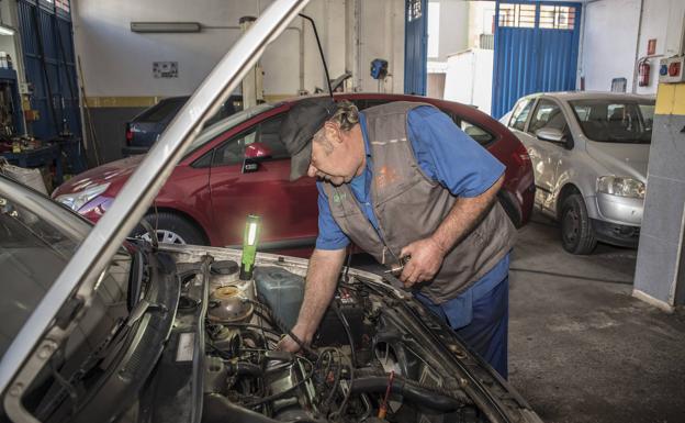 Antonio Suárez en su taller de Badajoz, donde se jubiló su compañero y ha optado por quedarse solo. /Pakopí