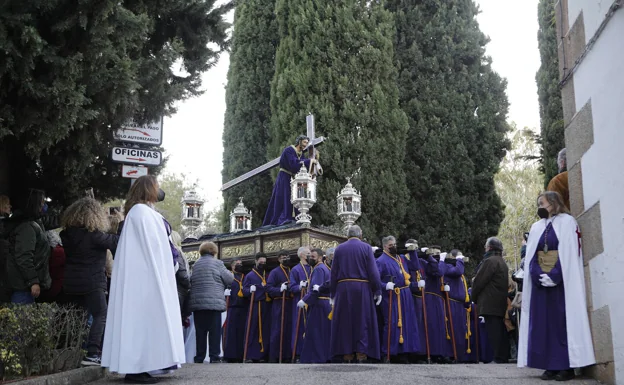 Salida de la procesión del Nazareno desde el cementerio. /hoy