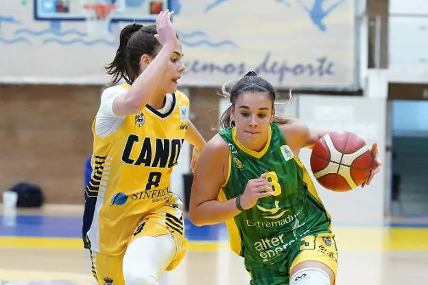 María Galiana, con el Al-Qázeres ayer en la pista del Real Canoe. / ADG MEDIA