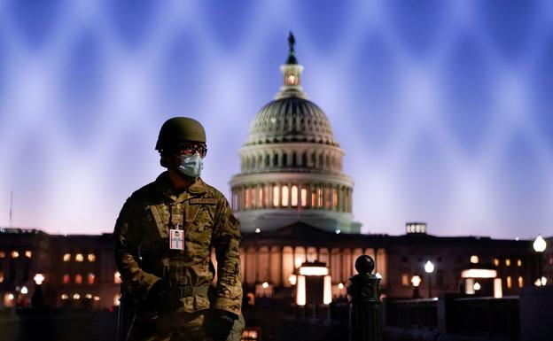 Un soldado hace guardia ante el Capitolio, mientras se debate el proceso de destitución del presidente Donald Trump./REUTERS