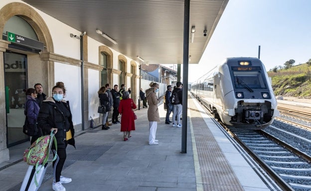 Los viajeros y el tren vuelven a la nueva estación de Plasencia